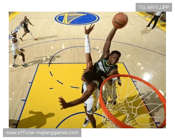 爱德华兹隔扣瓦兰丘纳斯,入选当日十佳球之首 爱德华兹隔扣瓦兰丘纳斯,入选当日十佳球之首