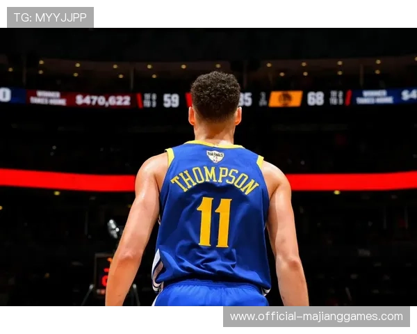 库里身着KT11战旧友汤普森，赛前致敬举动引全场欢呼